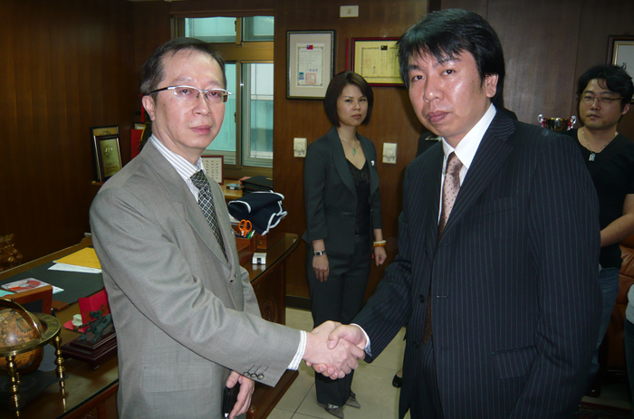 台湾で12支社を持つ最大手の信用調査会社（一統徴信有限公司）副社長の沈錦新氏（左）