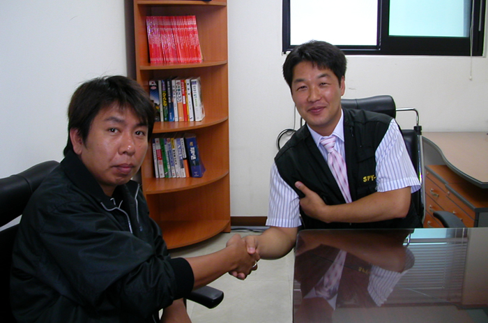 韓国政府から認可を受けている盗聴器発見業者（スパイゾーン）のイ・ウォノップ氏（右）